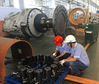 Lifting device for locking disc of CRRC wind power gearbox
